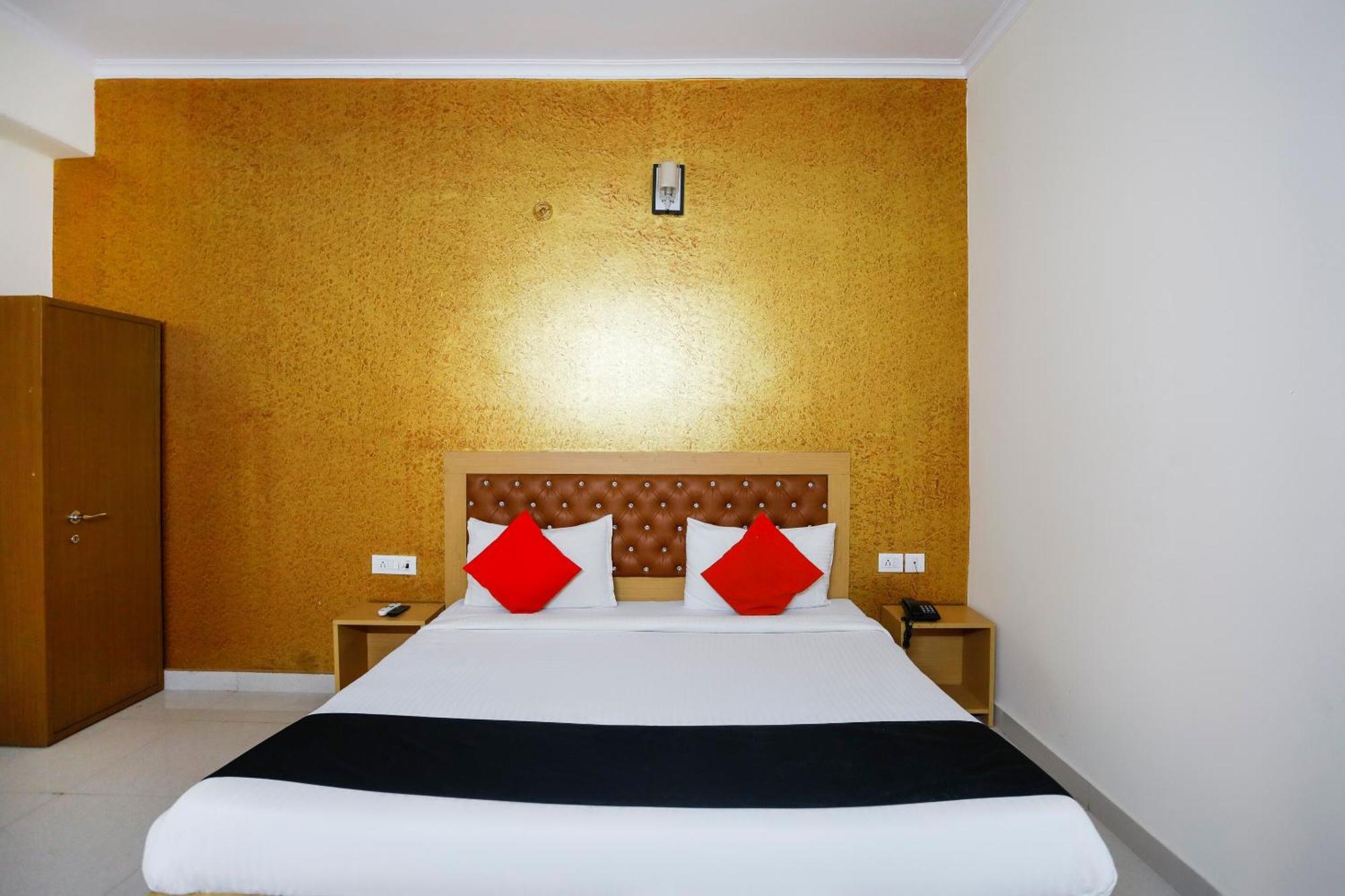 Diamond Imperial Hotel Noida Buitenkant foto